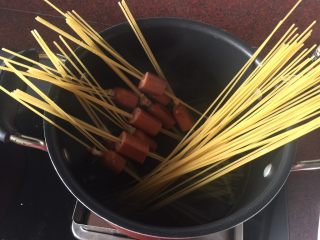 4、通心肠番茄意面,锅里煮沸水后，放入百味来意面到锅里煮，锅里加入适量盐