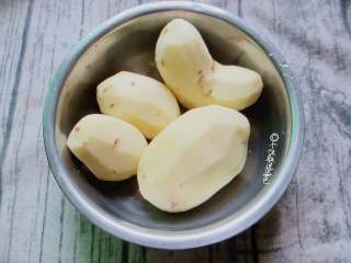 1、糖醋土豆,新鲜土豆去皮