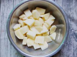 2、糖醋土豆,土豆切块洗干净