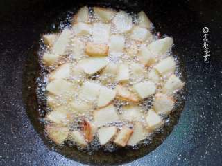 4、糖醋土豆,锅里放油，下土豆块炸到金黄色