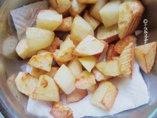 5、糖醋土豆,炸好的土豆块捞出控油