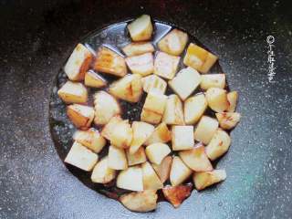 6、糖醋土豆,土豆放入锅中，倒入调好的汁