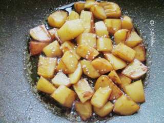 7、糖醋土豆,小火煮一下后，大火收汁即可