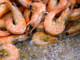 2、超级美味的油焖基围虾,今天就来教你做,将虾处理干净后，放入油锅，煸炒出虾油