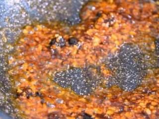 3、超级美味的油焖基围虾,今天就来教你做,将虾盛出，放入姜蒜末、香辣酱、海鲜酱，大火炒香 