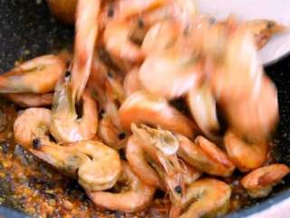 4、超级美味的油焖基围虾,今天就来教你做,倒入基围虾翻炒均匀