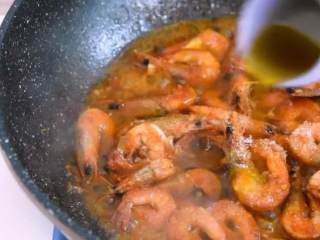 6、超级美味的油焖基围虾,今天就来教你做,撒入糖、花椒油，大火收汁