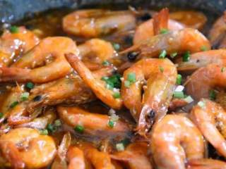 7、超级美味的油焖基围虾,今天就来教你做,出锅前撒入葱花即可