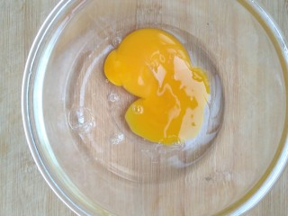 2、简单营养的快手早餐――葱花鸡蛋饼,将鸡蛋磕入碗中。