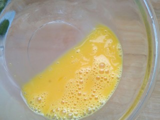 3、简单营养的快手早餐――葱花鸡蛋饼,将鸡蛋打碎，最好把上面的气泡撇掉。