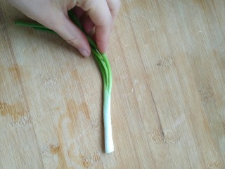 4、简单营养的快手早餐――葱花鸡蛋饼,小葱洗净放到案板上。