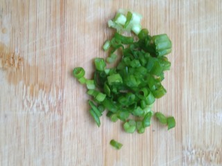 5、简单营养的快手早餐――葱花鸡蛋饼,将小葱切小段。