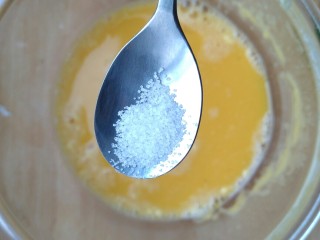 6、简单营养的快手早餐――葱花鸡蛋饼,加入适量的盐。