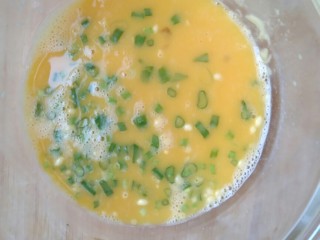 8、简单营养的快手早餐――葱花鸡蛋饼,将葱花放入蛋液中搅拌均匀。
