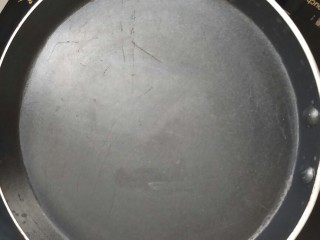 9、简单营养的快手早餐――葱花鸡蛋饼,热锅。