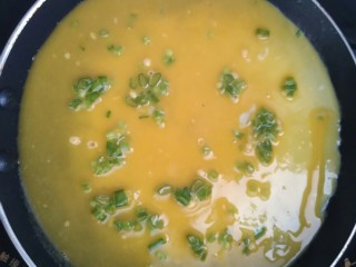 11、简单营养的快手早餐――葱花鸡蛋饼,倒入蛋液，薄薄的一层。