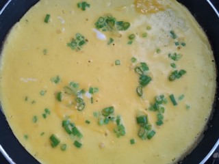 12、简单营养的快手早餐――葱花鸡蛋饼,中火两到三分钟左右即刻。