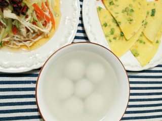 14、简单营养的快手早餐――葱花鸡蛋饼,搭配小白和汤圆就是一顿丰富的早餐。