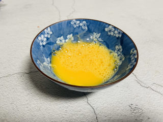 4、香酥炸鸡翅,鸡蛋打入碗中打匀