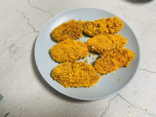7、香酥炸鸡翅,依次裹上面包糠