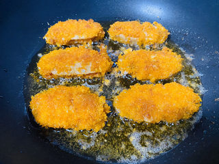 9、香酥炸鸡翅,开大火油温八成热复炸一次即可