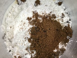 1、红糖杏仁豆沙餐包,中层放入面粉 奶粉 上面放入红糖