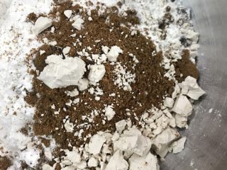 2、红糖杏仁豆沙餐包,记得酵母和糖放在一起