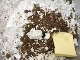 3、红糖杏仁豆沙餐包,最上面放入软化！！的黄油