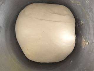 4、红糖杏仁豆沙餐包,将牛奶 盐 奶粉 高筋面粉 鲜酵母 黄油 红糖依次放入厨师机 和成光滑的面团