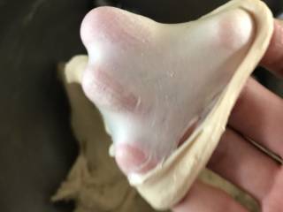 5、红糖杏仁豆沙餐包,这个就是完全揉好的状态 薄而且有韧性的手套膜 
