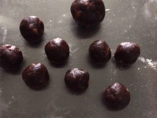 7、红糖杏仁豆沙餐包,发酵期间将豆沙小丸子称重搓圆即可