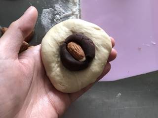 9、红糖杏仁豆沙餐包,用包汤圆的方法包餐包 豆沙放中间 放入一个杏仁 然后收口