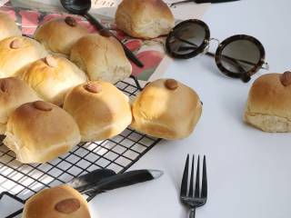 12、红糖杏仁豆沙餐包,上下火170度 28min  中层 期间上色后就盖锡纸 