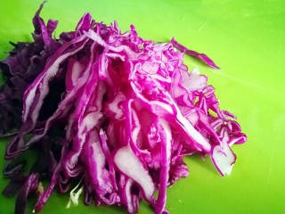 6、百变鸡蛋～牛油果焗蛋,紫甘蓝切成细丝