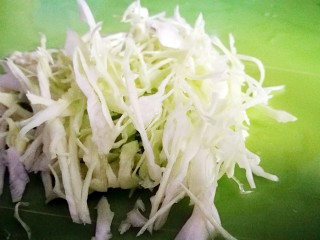 7、百变鸡蛋～牛油果焗蛋,圆白菜切细丝