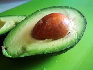 9、百变鸡蛋～牛油果焗蛋,用手左右拧掰开