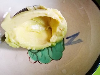 11、百变鸡蛋～牛油果焗蛋,刮出部分牛油果肉