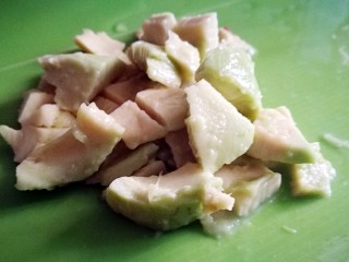 12、百变鸡蛋～牛油果焗蛋,切成小块儿