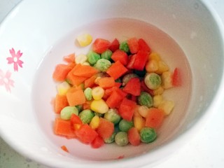 13、百变鸡蛋～牛油果焗蛋,蔬菜丁加水在微坡炉加热2分钟