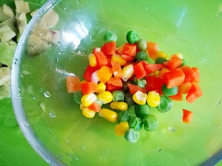 14、百变鸡蛋～牛油果焗蛋,盛入碗中