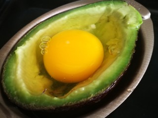 17、百变鸡蛋～牛油果焗蛋,牛油果中打入鸡蛋