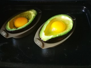 19、百变鸡蛋～牛油果焗蛋,入烤箱150℃ 烤制15分钟