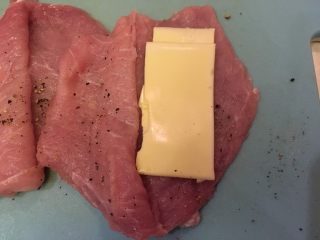 10、起司猪排,放到肉片左边上