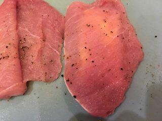 11、起司猪排,再将肉片右边覆盖上去，贴紧，让她稍微腌入味