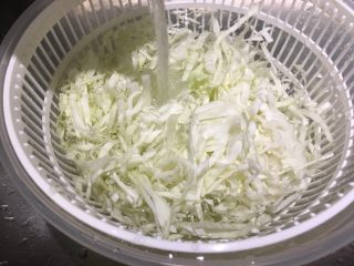 15、起司猪排,放到甩水容器里，洗净，把水倒掉。