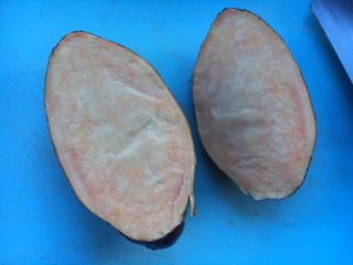 2、#家有烤箱#蛋奶芝士烤甜薯,切成两半，一半可以留大一些