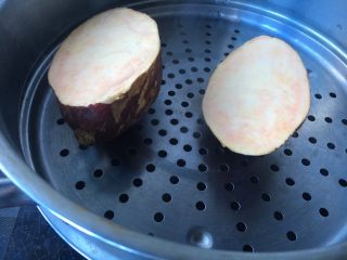 3、#家有烤箱#蛋奶芝士烤甜薯,上锅蒸熟