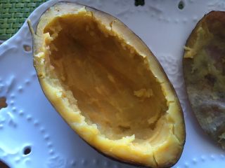 4、#家有烤箱#蛋奶芝士烤甜薯,挖出薯泥，周边留0.5的余地