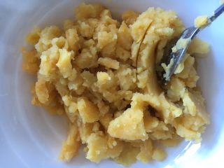 5、#家有烤箱#蛋奶芝士烤甜薯,把薯泥碾碎了