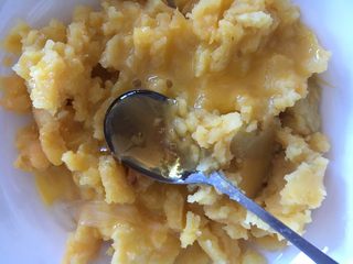 6、#家有烤箱#蛋奶芝士烤甜薯,加入蜂蜜，打散的蛋黄搅匀